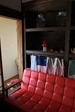 2010年4月4日　山里にオープンしたパン屋さん　カフェの赤い椅子